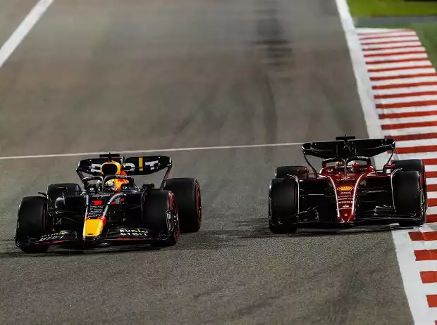 Max Verstappen (Red Bull) und Charles Leclerc (Ferrari) beim Formel-1-Rennen in Bahrain 2022 Titel-Bild zur News: Max Verstappen (Red Bull) und Charles Leclerc (Ferrari) beim Formel-1-Rennen in Bahrain 2022