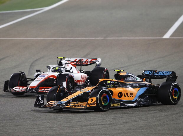 Titel-Bild zur News: Lando Norris (McLaren) und Mick Schumacher (Haas) beim Formel-1-Rennen in Bahrain 2022