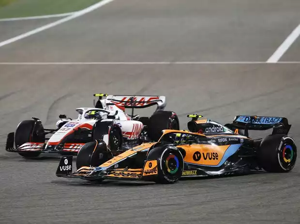 Lando Norris (McLaren) und Mick Schumacher (Haas) beim Formel-1-Rennen in Bahrain 2022 Titel-Bild zur News: Lando Norris (McLaren) und Mick Schumacher (Haas) beim Formel-1-Rennen in Bahrain 2022