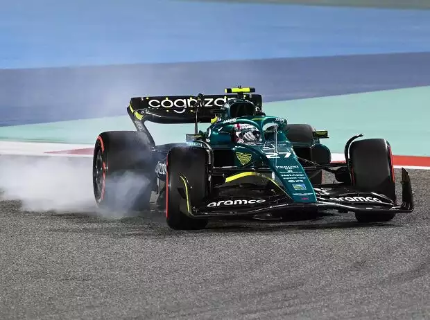 Nico Hülkenberg verbremst sich im Aston Martin AMR22 beim Formel-1-Auftakt 2022 in Bahrain Titel-Bild zur News: Nico Hülkenberg verbremst sich im Aston Martin AMR22 beim Formel-1-Auftakt 2022 in Bahrain