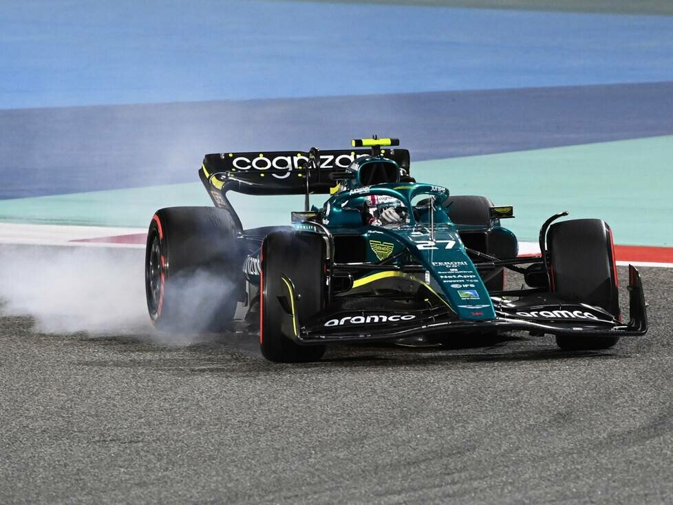 Nico Hülkenberg verbremst sich im Aston Martin AMR22 beim Formel-1-Auftakt 2022 in Bahrain