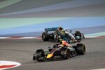Sergio Perez (Red Bull) und Lewis Hamilton (Mercedes) 
