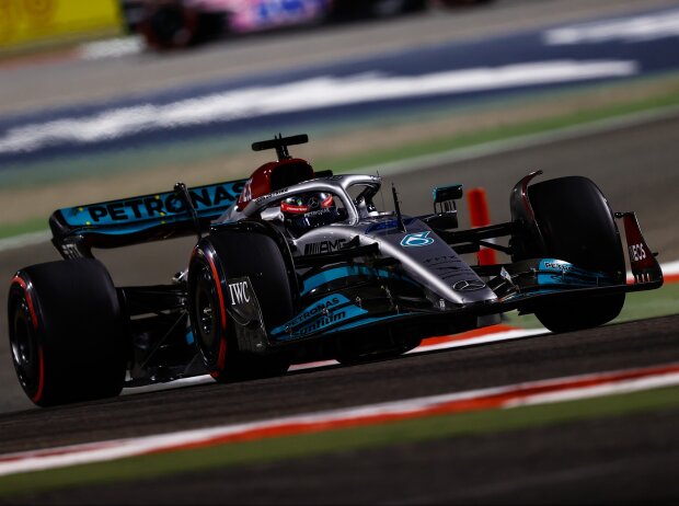 George Russell im Mercedes W13 in Bahrain George Russell im Mercedes W13 in Bahrain