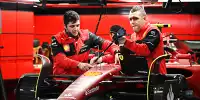 Ferrari-Mechaniker arbeiten am F1-75
