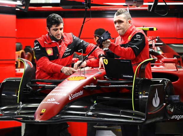 Titel-Bild zur News: Ferrari-Mechaniker arbeiten am F1-75