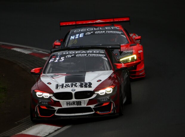 Nach nur einem Kilometer Nordschleife gibt es den ersten Randstein, der mitgenommen wird Nach nur einem Kilometer Nordschleife gibt es den ersten Randstein, der mitgenommen wird