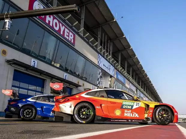 Die zwei BMW M4 GT3 des Schubert-Teams von Sheldon van der Linde und Philipp Eng für die DTM-Saison 2022 beim Rollout in Oschersleben Titel-Bild zur News: Die zwei BMW M4 GT3 des Schubert-Teams von Sheldon van der Linde und Philipp Eng für die DTM-Saison 2022 beim Rollout in Oschersleben