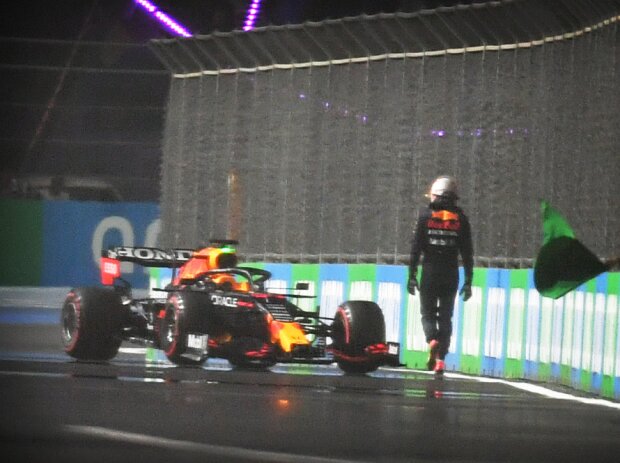 Titel-Bild zur News: Max Verstappen (Red Bull) crasht im Qualifying zum Formel-1-Rennen in Saudi-Arabien 2021