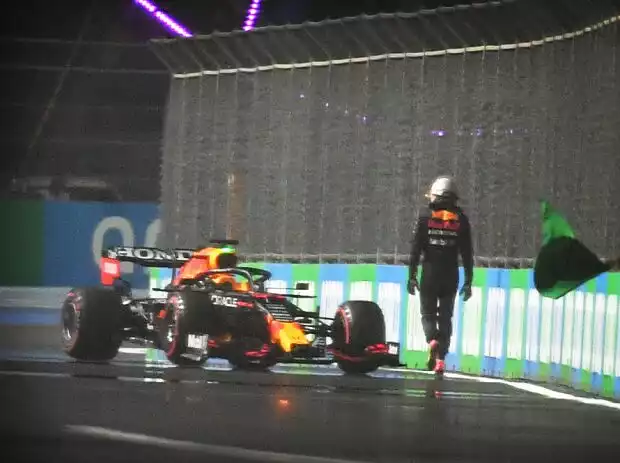 Max Verstappen (Red Bull) crasht im Qualifying zum Formel-1-Rennen in Saudi-Arabien 2021 Titel-Bild zur News: Max Verstappen (Red Bull) crasht im Qualifying zum Formel-1-Rennen in Saudi-Arabien 2021