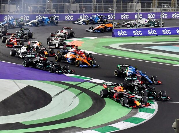 Titel-Bild zur News: Max Verstappen, Lewis Hamilton, Esteban Ocon