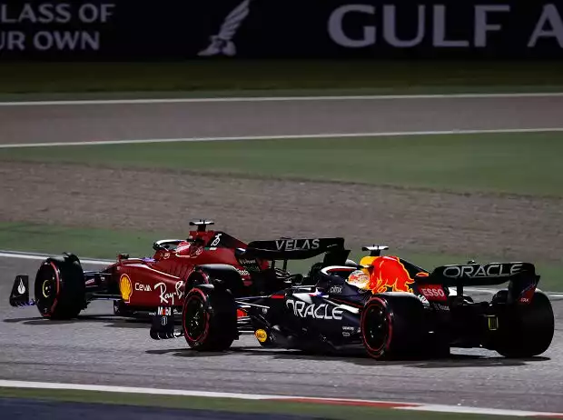 Charles Leclerc (Ferrari) und Max Verstappen (Red Bull) im Kampf um die Führung beim Formel-1-Rennen in Bahrain 2022 Titel-Bild zur News: Charles Leclerc (Ferrari) und Max Verstappen (Red Bull) im Kampf um die Führung beim Formel-1-Rennen in Bahrain 2022
