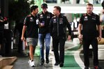 Sergio Perez (Red Bull), Max Verstappen (Red Bull) und Christian Horner 
