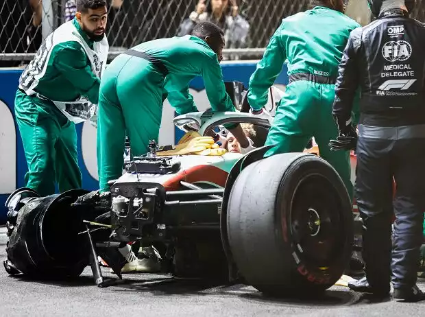 Mick Schumacher (Haas) wird von den Einsatzkräften in Saudi-Arabien geborgen Titel-Bild zur News: Mick Schumacher (Haas) wird von den Einsatzkräften in Saudi-Arabien geborgen