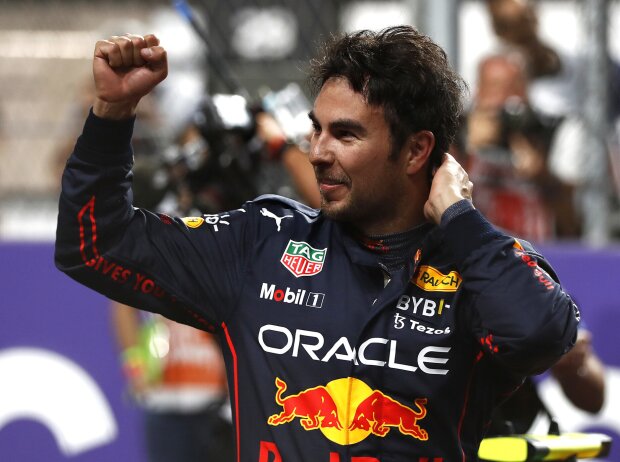 Titel-Bild zur News: Sergio Perez (Red Bull) jubelt über seine erste Formel-1-Pole in Saudi-Arabien 2022
