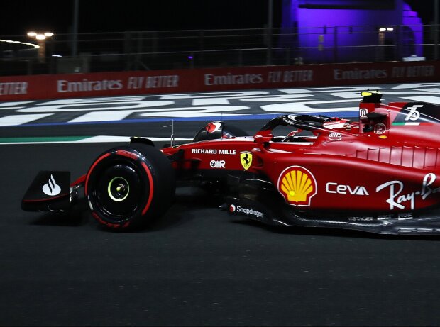 Titel-Bild zur News: Carlos Sainz im Ferrari F1-75 beim Qualifying in Dschidda 2022