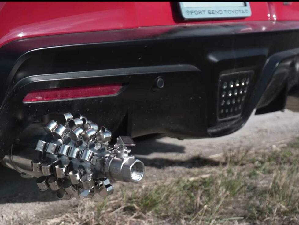 Toyota Supra mit 96 Auspuffen