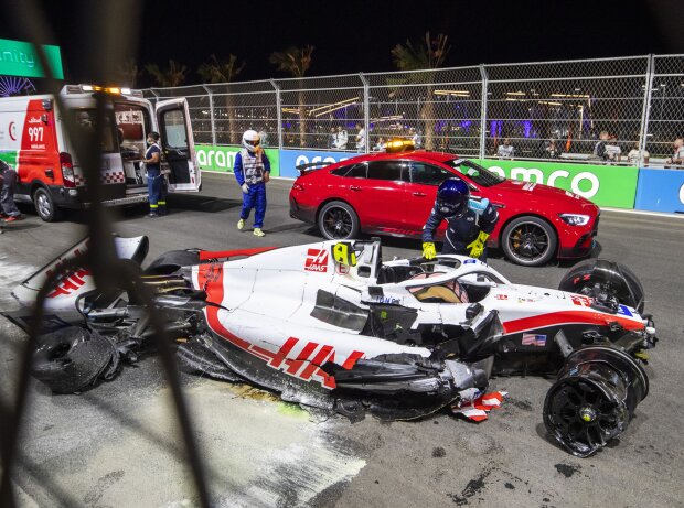 Titel-Bild zur News: Der zertrümmerte Bolide von Mick Schumacher (Haas) im Qualifying der Formel 1 in Saudi-Arabien