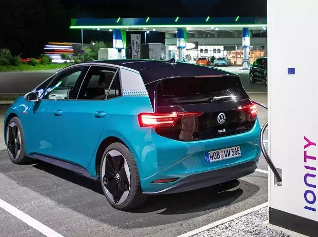 VW ID.3 an einer Ionity-Ladesäule Titel-Bild zur News: VW ID.3 an einer Ionity-Ladesäule