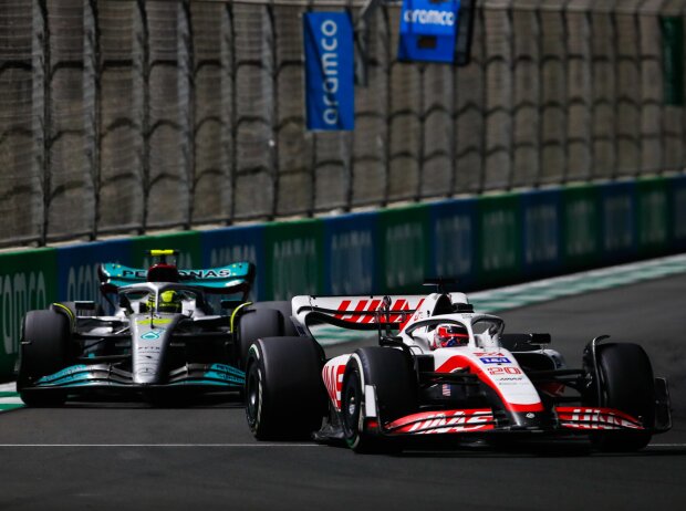 Titel-Bild zur News: Kevin Magnussen (Haas) vor Lewis Hamilton (Mercedes) beim Formel-1-Rennen in Saudi-Arabien 2022
