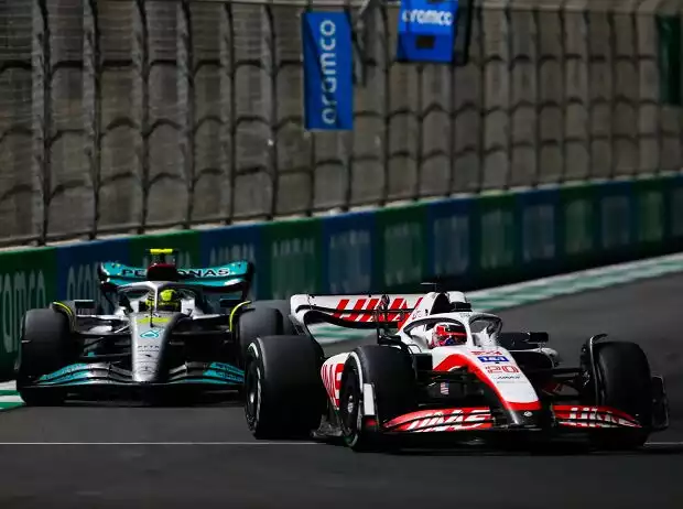 Kevin Magnussen (Haas) vor Lewis Hamilton (Mercedes) beim Formel-1-Rennen in Saudi-Arabien 2022 Titel-Bild zur News: Kevin Magnussen (Haas) vor Lewis Hamilton (Mercedes) beim Formel-1-Rennen in Saudi-Arabien 2022