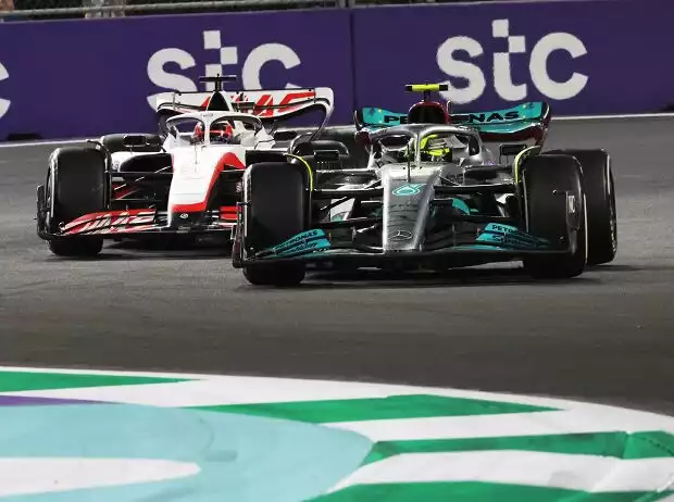 Lewis Hamilton, Kevin Magnussen Titel-Bild zur News: Lewis Hamilton, Kevin Magnussen
