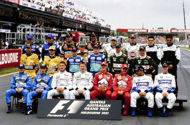 Jean Alesi Jos Verstappen Enrique Bernoldi Jacques Villeneuve Olivier Panis Fernando Alonso Tarso Marques Heinz-Harald Frentzen Jarno Trulli Nick Heidfeld Kimi Räikkönen Luciano Burti Giancarlo Fisichella Jenson Button David Coulthard Michael Schumacher Rubens Barrichello Juan Pablo Montoya Ralf Schumacher Red Bull Red Bull F1 ~Jean Alesi, Jos Verstappen, Enrique Bernoldi, Jacques Villeneuve, Olivier Panis, Fernando Alonso (Alpine), Tarso Marques, Heinz-Harald Frentzen, Jarno Trulli, Nick Heidfeld, Kimi Räikkönen, Luciano Burti, Giancarlo Fisichella, Jenson Button, David Coulthard, Michael Schumacher, Rubens Barrichello, Juan Pablo Montoya und Ralf Schumacher ~ Jean Alesi Jos Verstappen Enrique Bernoldi Jacques Villeneuve Olivier Panis Fernando Alonso Tarso Marques Heinz-Harald Frentzen Jarno Trulli Nick Heidfeld Kimi Räikkönen Luciano Burti Giancarlo Fisichella Jenson Button David Coulthard Michael Schumacher Rubens Barrichello Juan Pablo Montoya Ralf Schumacher Red Bull Red Bull F1 ~Jean Alesi, Jos Verstappen, Enrique Bernoldi, Jacques Villeneuve, Olivier Panis, Fernando Alonso (Alpine), Tarso Marques, Heinz-Harald Frentzen, Jarno Trulli, Nick Heidfeld, Kimi Räikkönen, Luciano Burti, Giancarlo Fisichella, Jenson Button, David Coulthard, Michael Schumacher, Rubens Barrichello, Juan Pablo Montoya und Ralf Schumacher ~