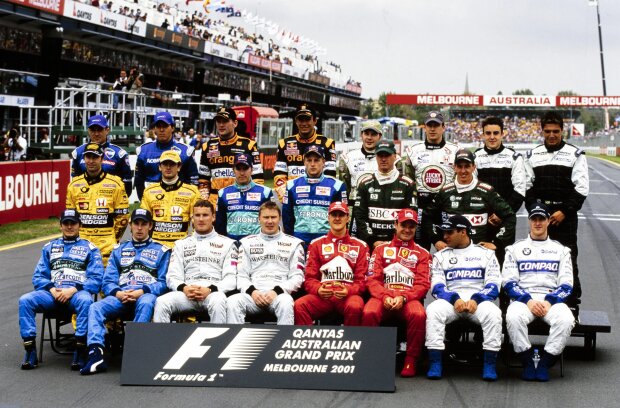 Jean Alesi Jos Verstappen Enrique Bernoldi Jacques Villeneuve Olivier Panis Fernando Alonso Tarso Marques Heinz-Harald Frentzen Jarno Trulli Nick Heidfeld Kimi Räikkönen Luciano Burti Giancarlo Fisichella Jenson Button David Coulthard Michael Schumacher Rubens Barrichello Juan Pablo Montoya Ralf Schumacher Red Bull Red Bull F1 ~Jean Alesi, Jos Verstappen, Enrique Bernoldi, Jacques Villeneuve, Olivier Panis, Fernando Alonso (Alpine), Tarso Marques, Heinz-Harald Frentzen, Jarno Trulli, Nick Heidfeld, Kimi Räikkönen, Luciano Burti, Giancarlo Fisichella, Jenson Button, David Coulthard, Michael Schumacher, Rubens Barrichello, Juan Pablo Montoya und Ralf Schumacher ~ 