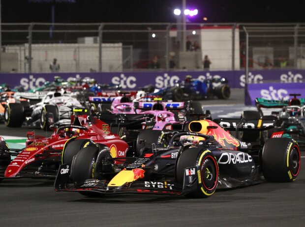 Ärgerliche Startphase für Sainz: Verstappen kann außen herum vorbeiziehen Ärgerliche Startphase für Sainz: Verstappen kann außen herum vorbeiziehen