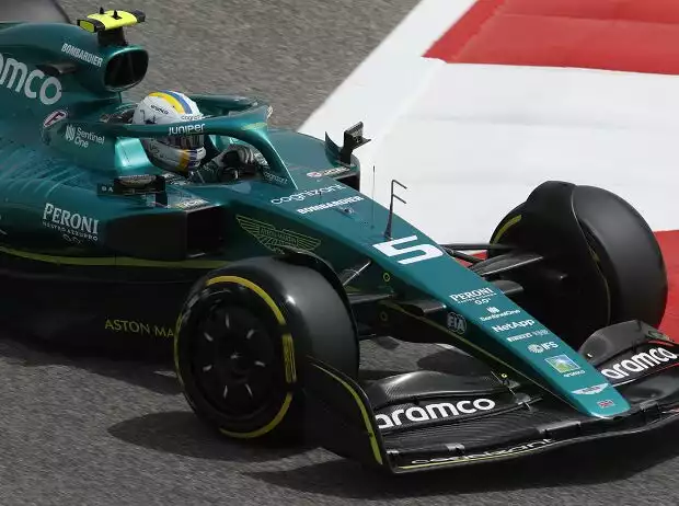Sebastian Vettel im Aston Martin AMR22 bei den Formel-1-Wintertests 2022 in Bahrain Titel-Bild zur News: Sebastian Vettel im Aston Martin AMR22 bei den Formel-1-Wintertests 2022 in Bahrain