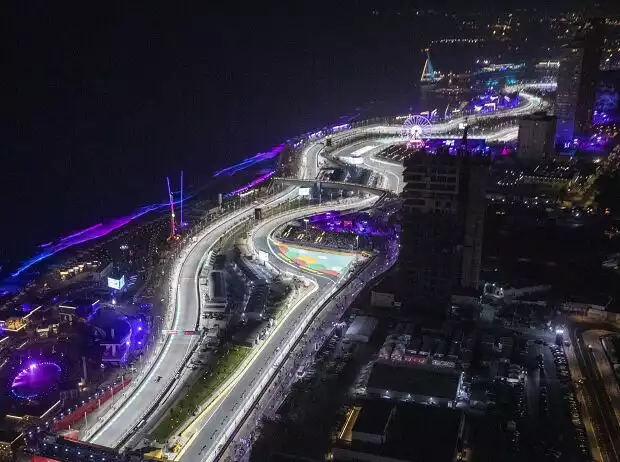 Blick auf die Formel-1-Rennstrecke in Dschidda bei Nacht Titel-Bild zur News: Blick auf die Formel-1-Rennstrecke in Dschidda bei Nacht