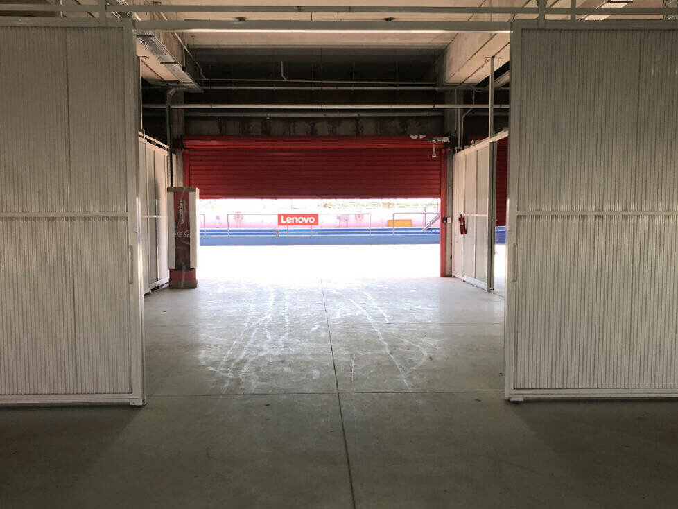 Leere MotoGP-Box in Termas de Rio Hondo