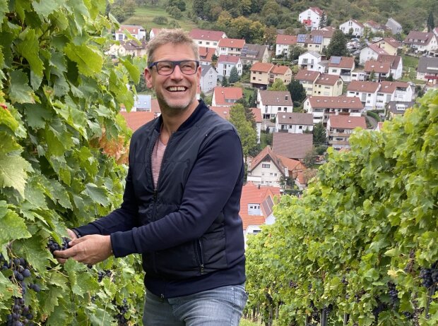 Titel-Bild zur News: Bernd Mayländer auf seinem eigenen Weingut im Remstal