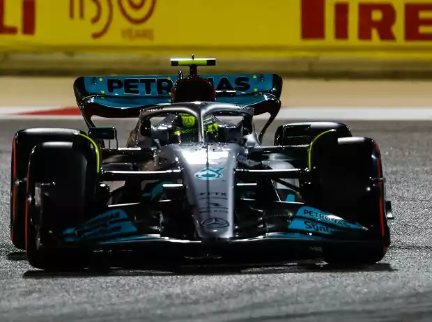 Lewis Hamilton im Mercedes W13 beim Formel-1-Auftakt 2022 in Bahrain Titel-Bild zur News: Lewis Hamilton im Mercedes W13 beim Formel-1-Auftakt 2022 in Bahrain