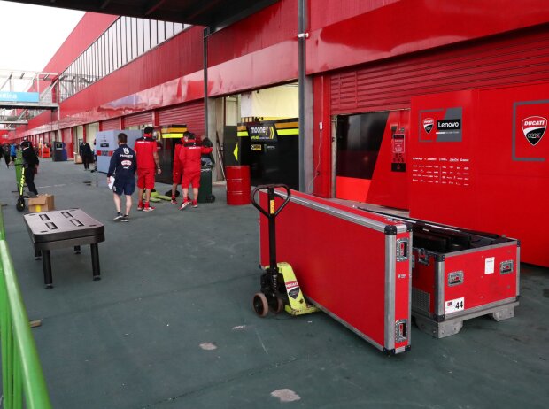 Boxengasse am Autodromo Termas de Rio Hondo Boxengasse am Autodromo Termas de Rio Hondo