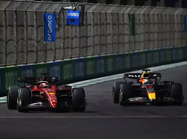 Charles Leclerc (Ferrari F1-75) und Max Verstappen (Red Bull RB18) beim Formel-1-Rennen in Saudi-Arabien 2022 Titel-Bild zur News: Charles Leclerc (Ferrari F1-75) und Max Verstappen (Red Bull RB18) beim Formel-1-Rennen in Saudi-Arabien 2022