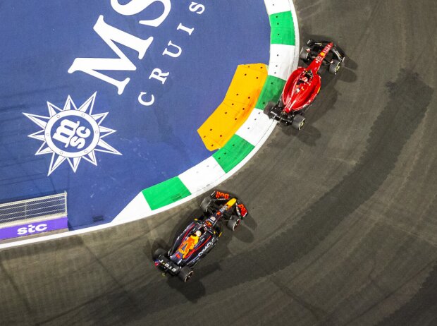Titel-Bild zur News: Charles Leclerc (Ferrari F1-75) & Max Verstappen (Red Bull RB18) beim Formel-1-Rennen in Saudi-Arabien 2022