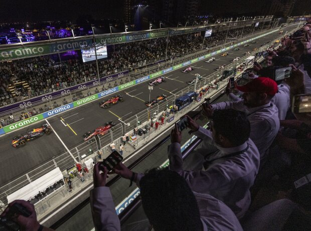 Formel-1-Rennstart 2022 in Dschidda in Saudi-Arabien mit Fans