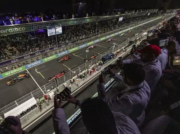 Formel-1-Rennstart 2022 in Dschidda in Saudi-Arabien mit Fans Titel-Bild zur News: Formel-1-Rennstart 2022 in Dschidda in Saudi-Arabien mit Fans