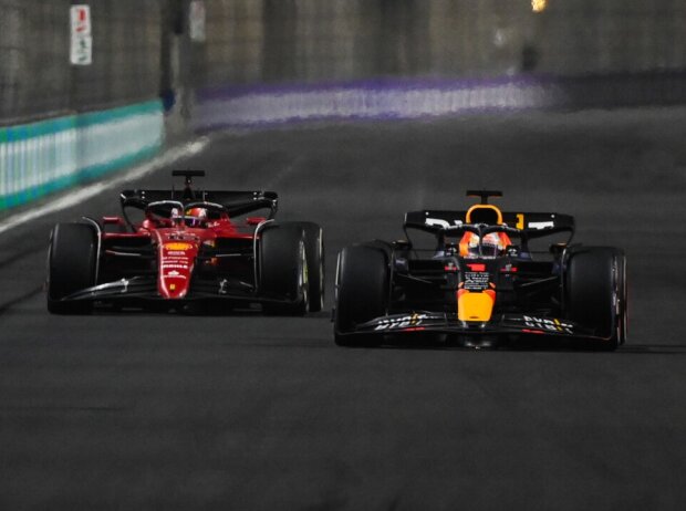 Titel-Bild zur News: Max Verstappen im Duell mit Charles Leclerc beim Formel-1-Rennen in Dschidda 2022