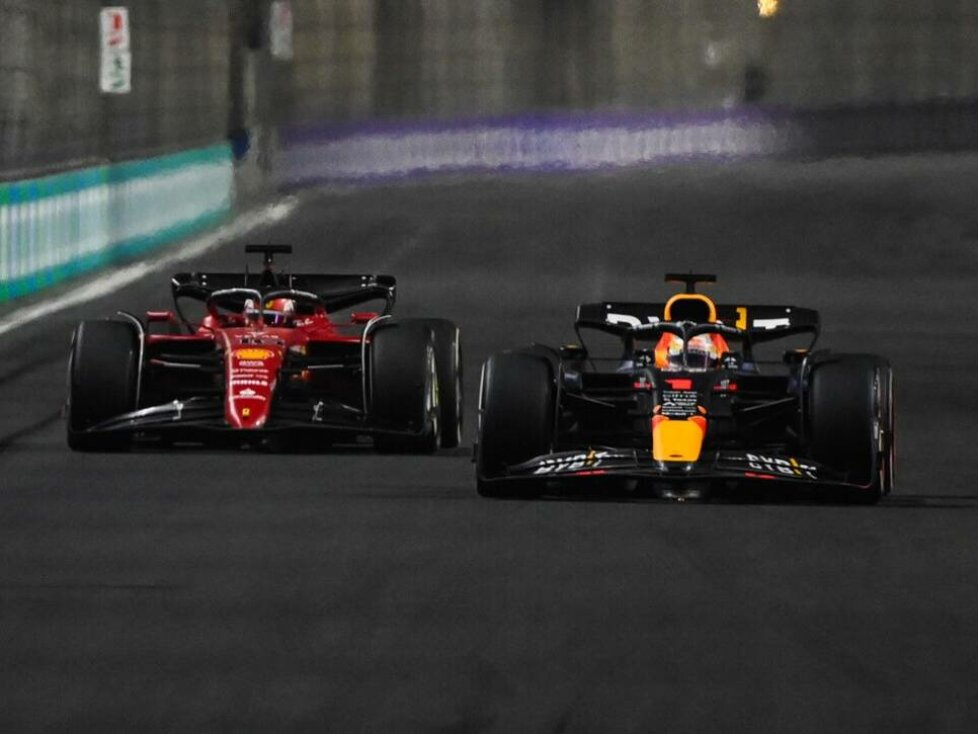 Max Verstappen im Duell mit Charles Leclerc beim Formel-1-Rennen in Dschidda 2022