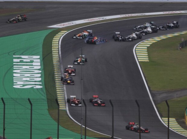 Chaos in der Startphase: Sebastian Vettel wird umgedreht beim F1-Finale 2012 in Brasilien