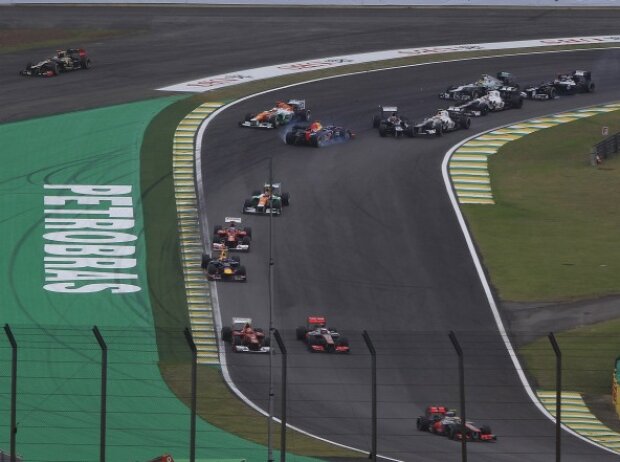 Chaos in der Startphase: Sebastian Vettel wird umgedreht beim F1-Finale 2012 in Brasilien Chaos in der Startphase: Sebastian Vettel wird umgedreht beim F1-Finale 2012 in Brasilien