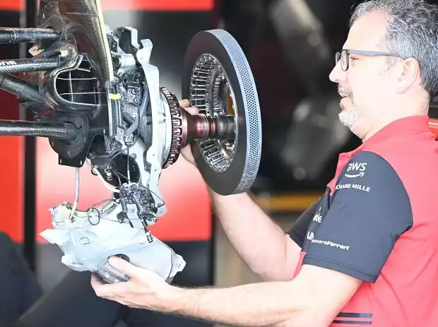 Mechaniker mit Bremsscheibe an der Vorderachse des Ferrari F1-75 in der Formel 1 2022 Titel-Bild zur News: Mechaniker mit Bremsscheibe an der Vorderachse des Ferrari F1-75 in der Formel 1 2022