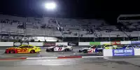 NASCAR-Action auf dem Martinsville Speedway bei Flutlicht