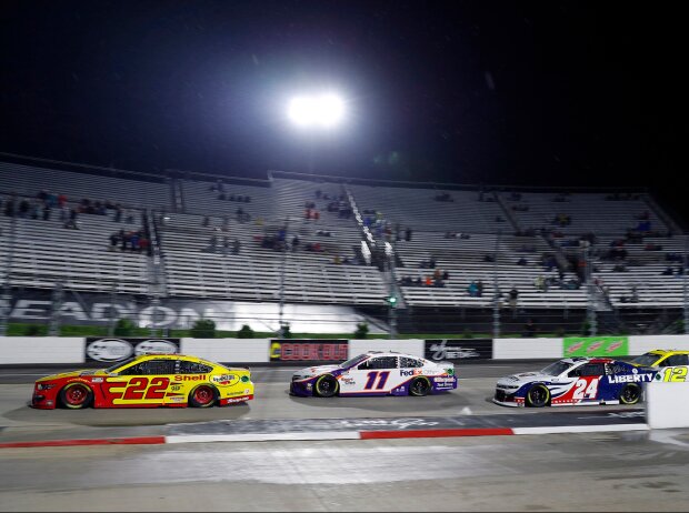 NASCAR-Action auf dem Martinsville Speedway bei Flutlicht NASCAR-Action auf dem Martinsville Speedway bei Flutlicht