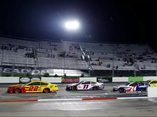 NASCAR-Action auf dem Martinsville Speedway bei Flutlicht Titel-Bild zur News: NASCAR-Action auf dem Martinsville Speedway bei Flutlicht