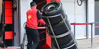 Ferrari-Mitarbeiter mit Pirelli-Reifen