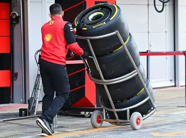 Ferrari-Mitarbeiter mit Pirelli-Reifen Titel-Bild zur News: Ferrari-Mitarbeiter mit Pirelli-Reifen