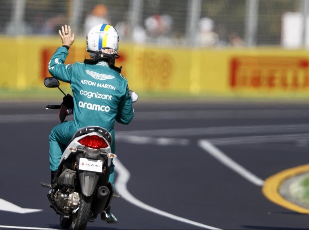Titel-Bild zur News: Sebastian Vettel fährt nach dem ersten Training in Melbourne auf einem Scooter