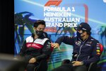 Guanyu Zhou (Alfa Romeo) und Sergio Perez (Red Bull) 